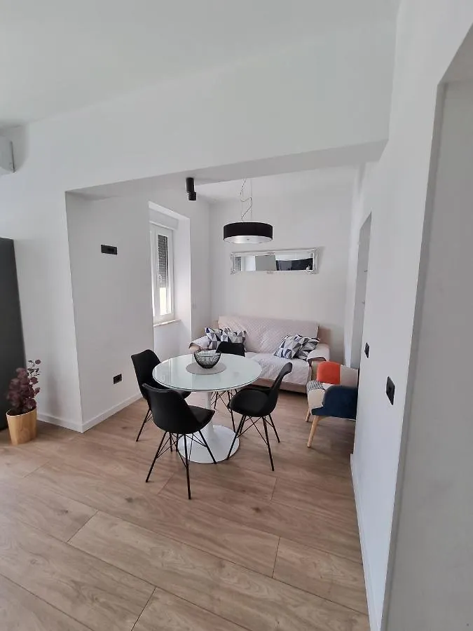 Stivi Luxury Apartments Pola 0*,